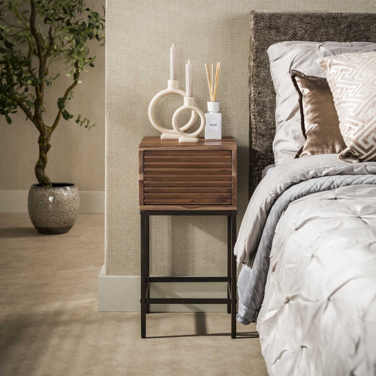 Comodino con 1 cassetto in legno di acacia marrone Lani