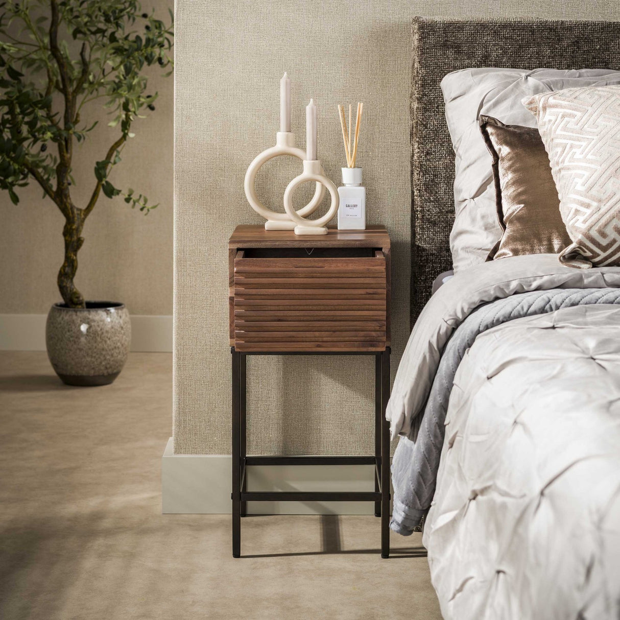 Comodino con 1 cassetto in legno di acacia marrone Lani