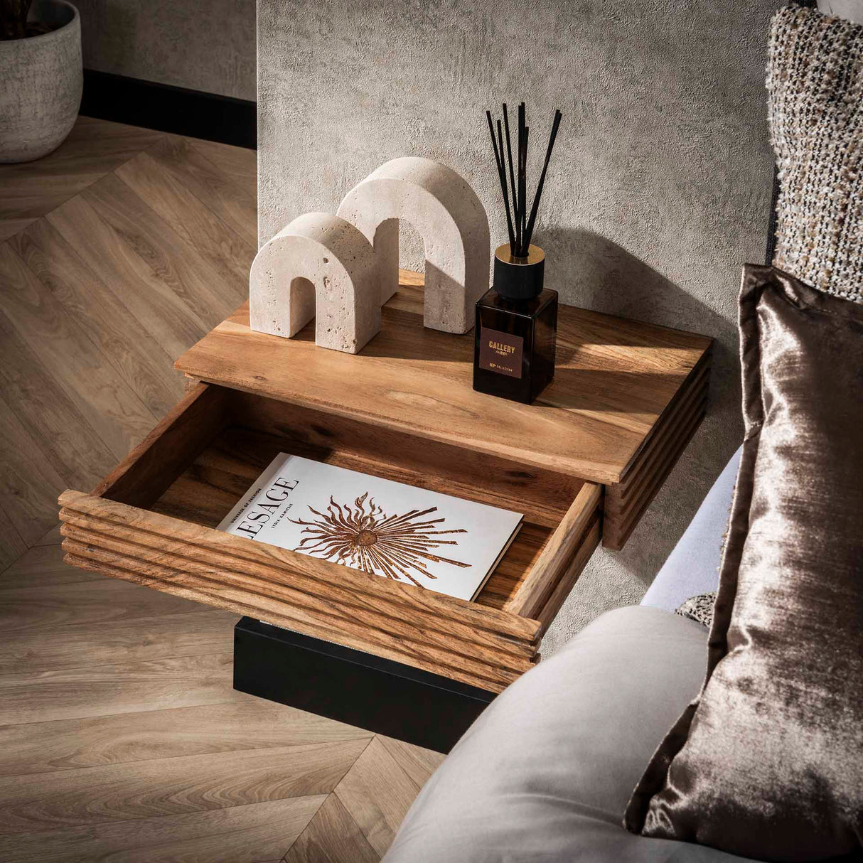 Set di 2 comodini Arlo in massello di acacia con cassetto