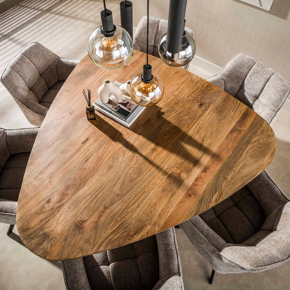 Tavolo da pranzo triangolare color sabbia Legno di mango Sue 150 cm