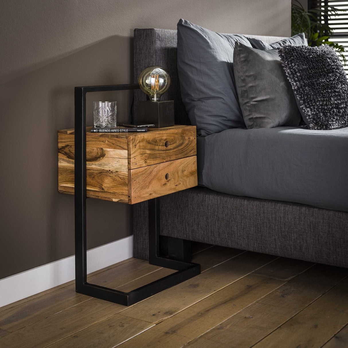 Comodino Camila 2L DH Interno Acacia LxLxH 82x50x30 Legno di acacia Foto ambientale vista frontale diagonale