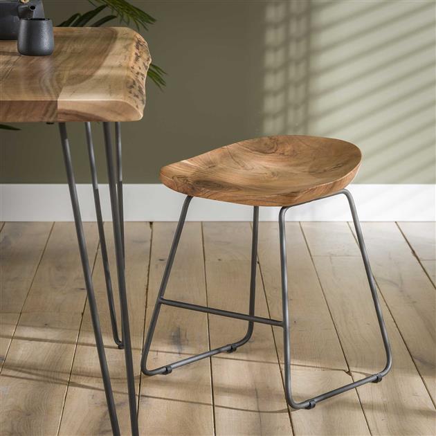 Set di 2 sgabelli bassi industriali in legno di acacia Novi - Altezza seduta 52 cm - Senza schienale