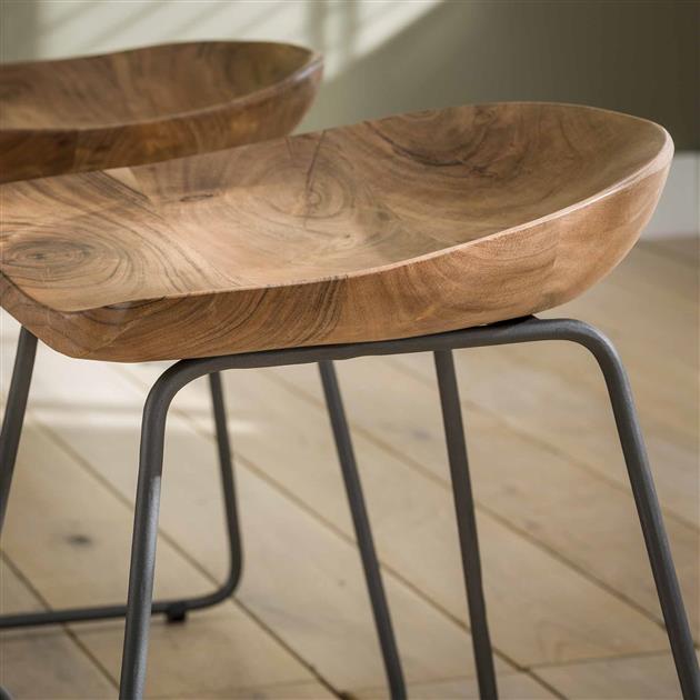Set di 2 sgabelli bassi industriali in legno di acacia Novi - Altezza seduta 52 cm - Senza schienale