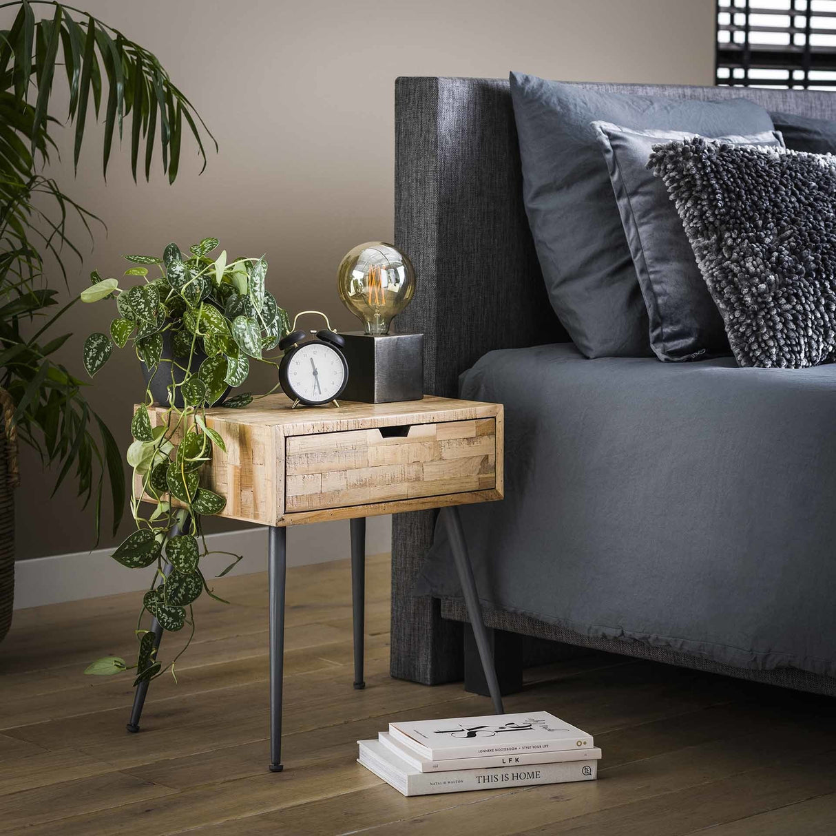 Comodino Cloë DH Interior Weathered LxLxH 50x40x19 Teak Foto atmosferica vista frontale diagonale