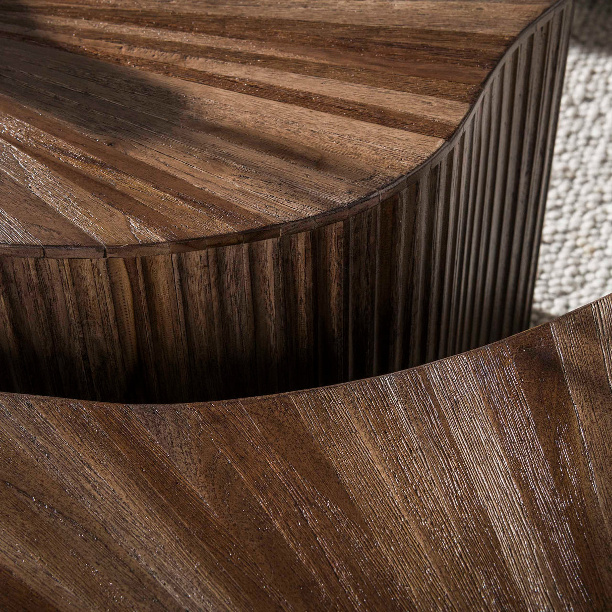 Set di 2 tavolini organici in teak marrone scuro Myla