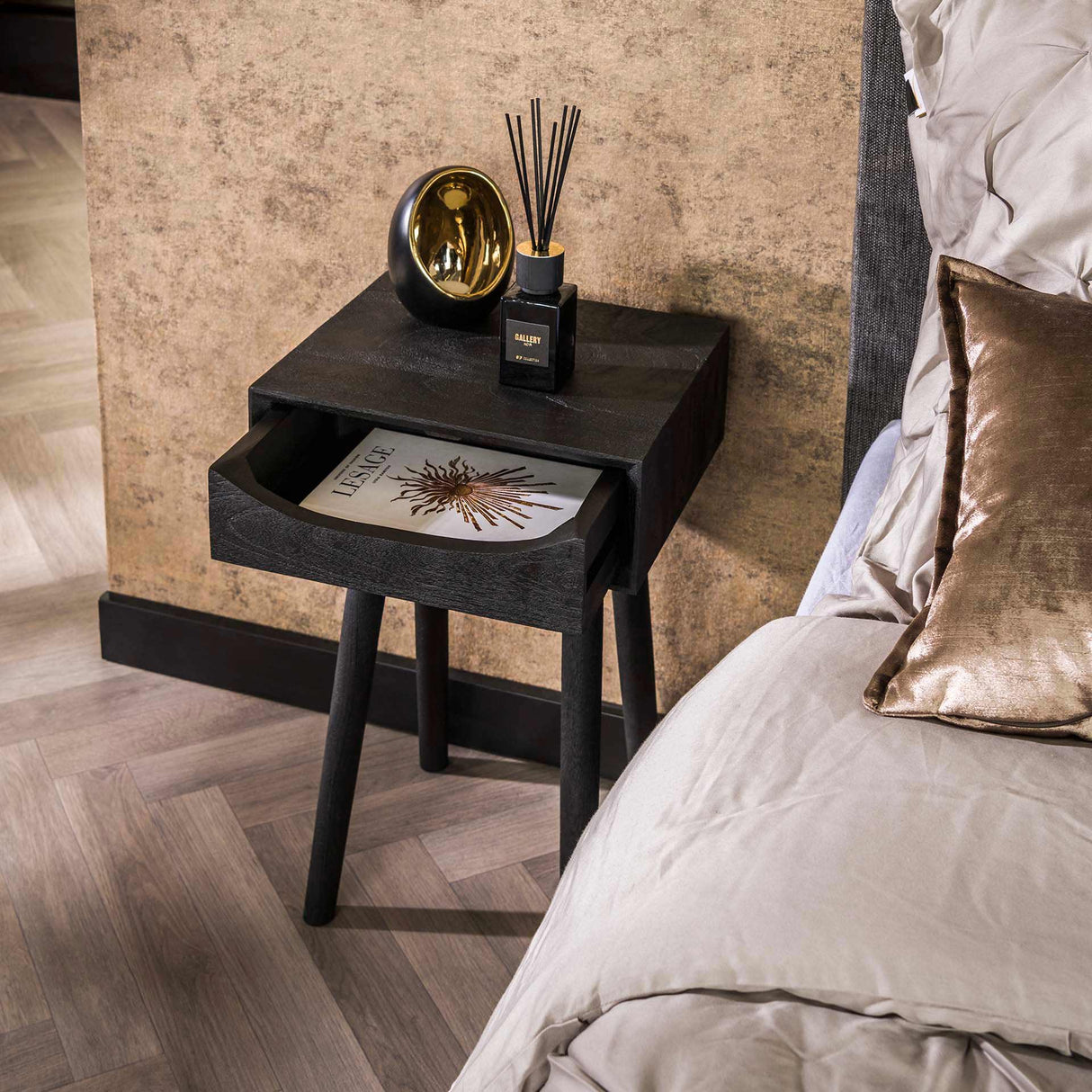 Comodino Davey in legno di acacia nero con cassetto e tacca