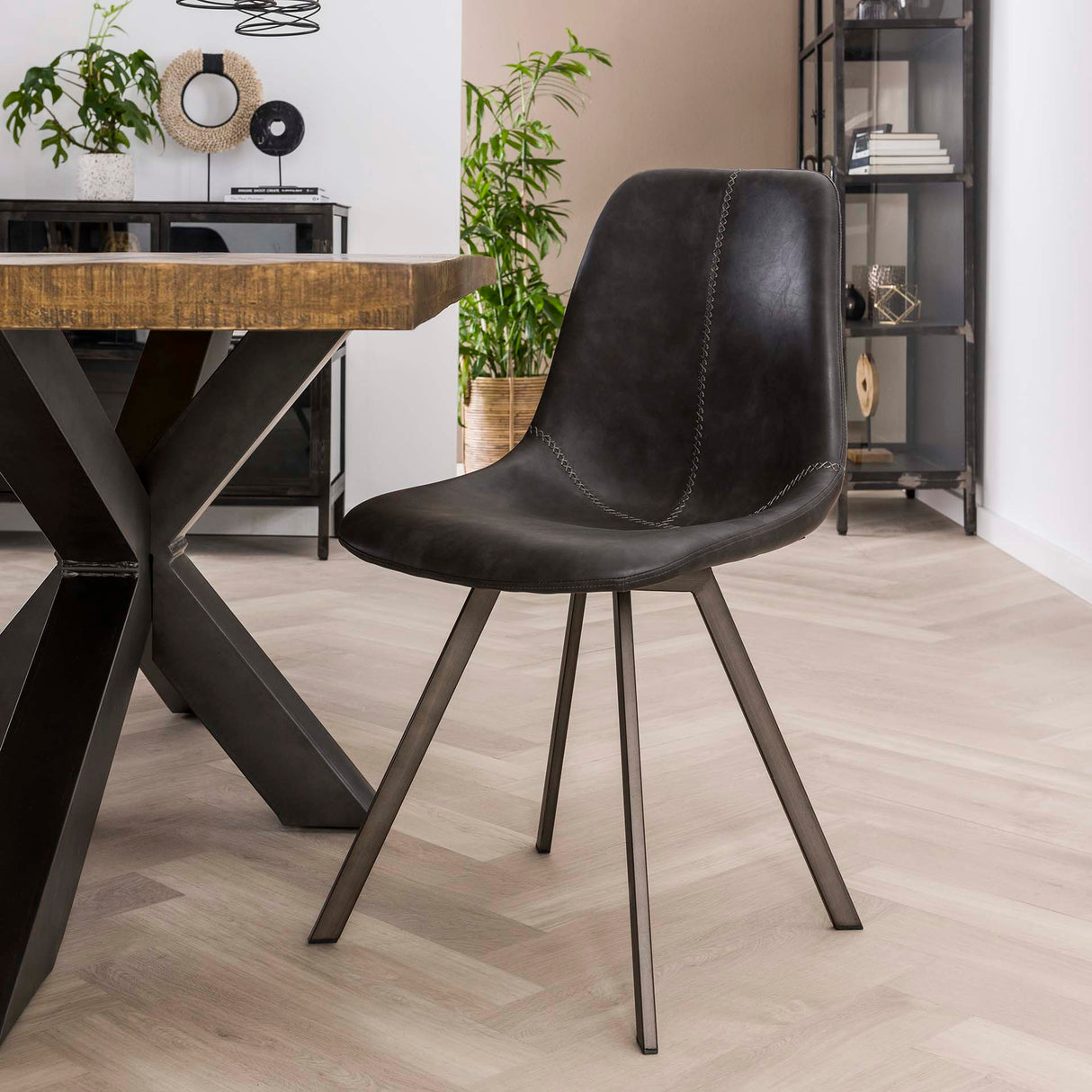 Eetkamerstoelen - Eetkamerstoel Zwart Siena Saddle PU Kunstleer - Dimehouse