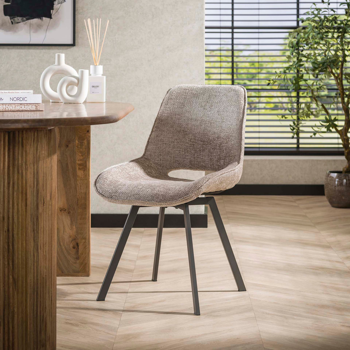 Eetkamerstoelen - Moderne Eetkamerstoel Riviera Rich Zand Draaibaar Zonder Armleuningen - Dimehouse