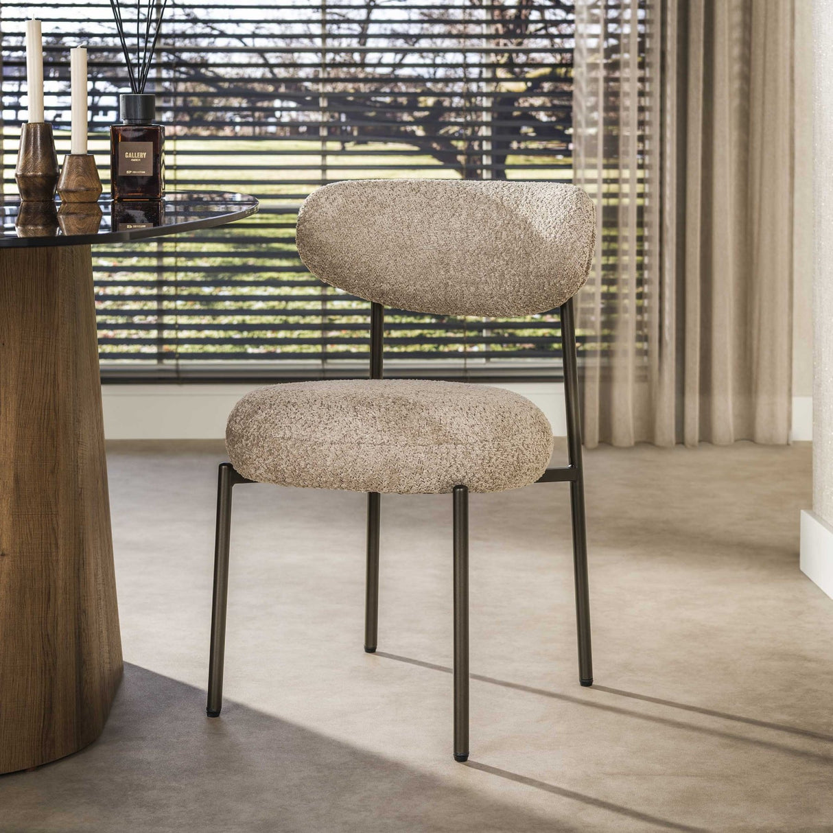 Sedia da sala da pranzo rotonda bouclé marrone sabbia Aero