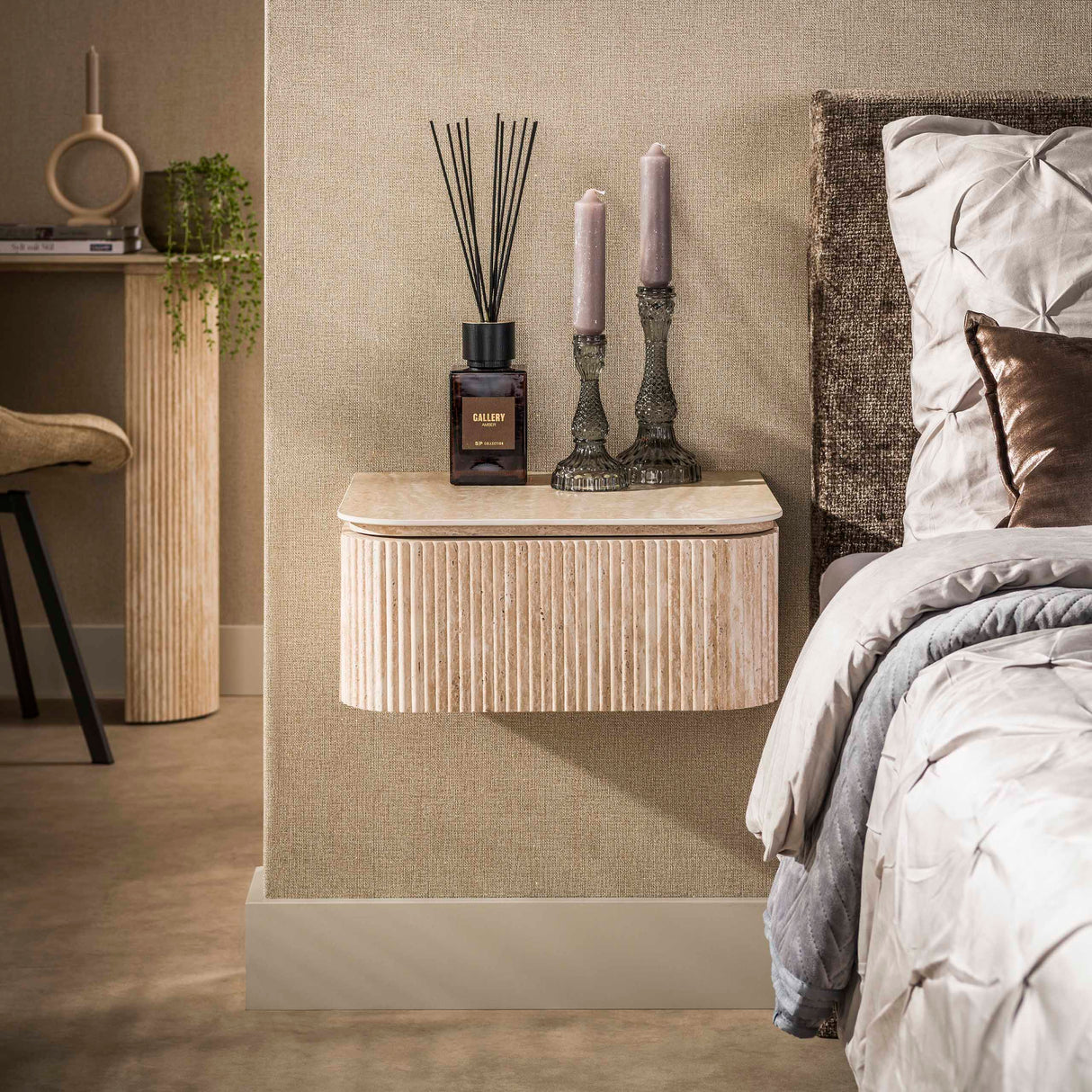 Comodino sospeso con 1 cassetto Jimi in ceramica travertino beige