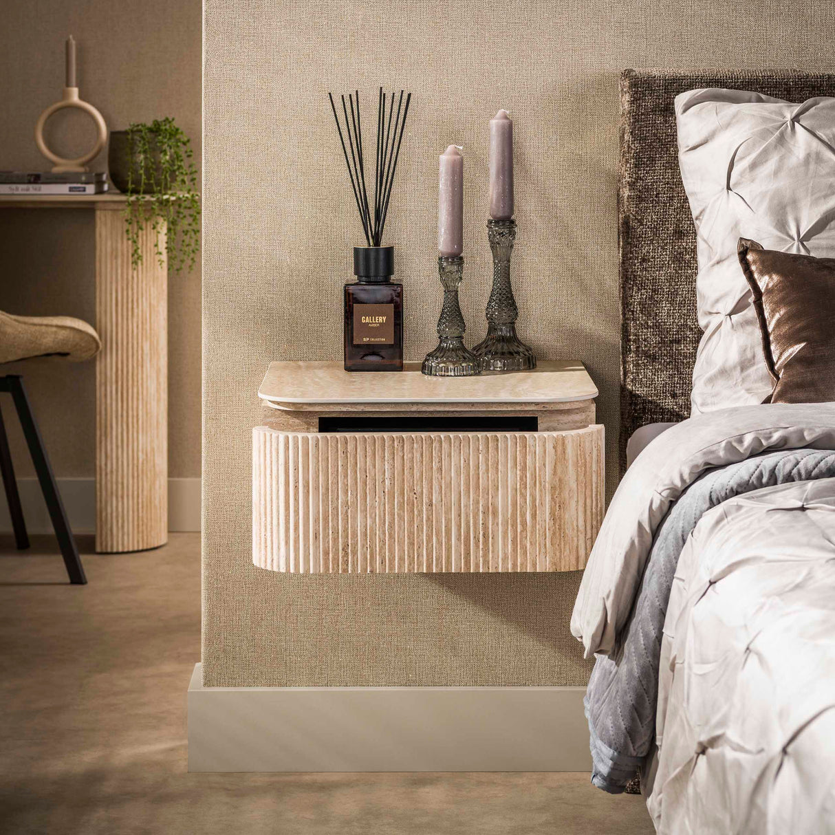 Comodino sospeso con 1 cassetto Jimi in ceramica travertino beige