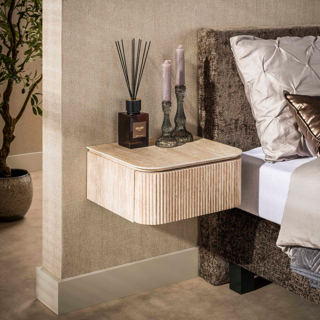 Comodino sospeso con 1 cassetto Jimi in ceramica travertino beige