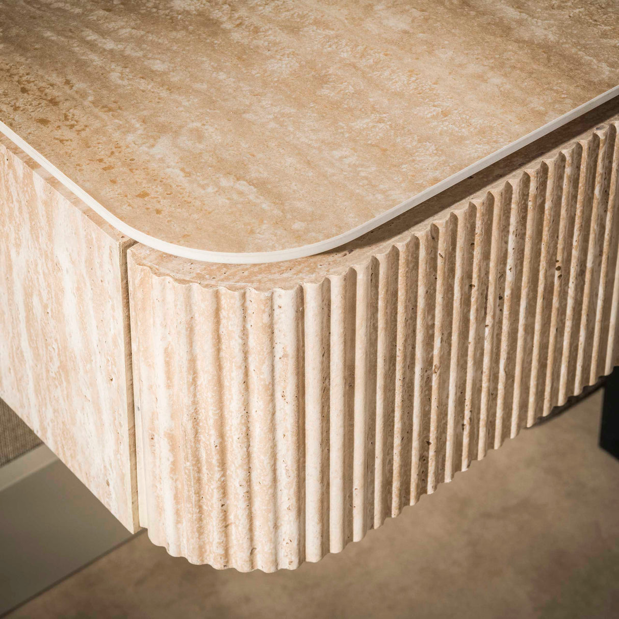 Comodino sospeso con 1 cassetto Jimi in ceramica travertino beige