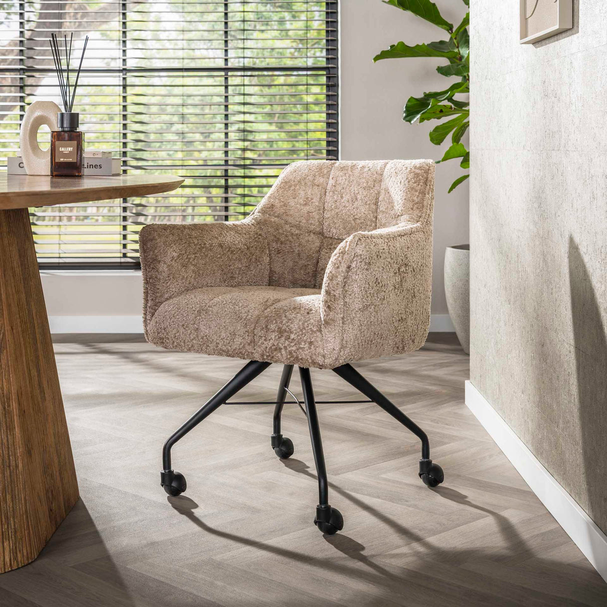 Eetkamerstoelen - Set van 2 Eetkamerstoelen Tova Stof Alura Zand Met Wieltjes - Dimehouse
