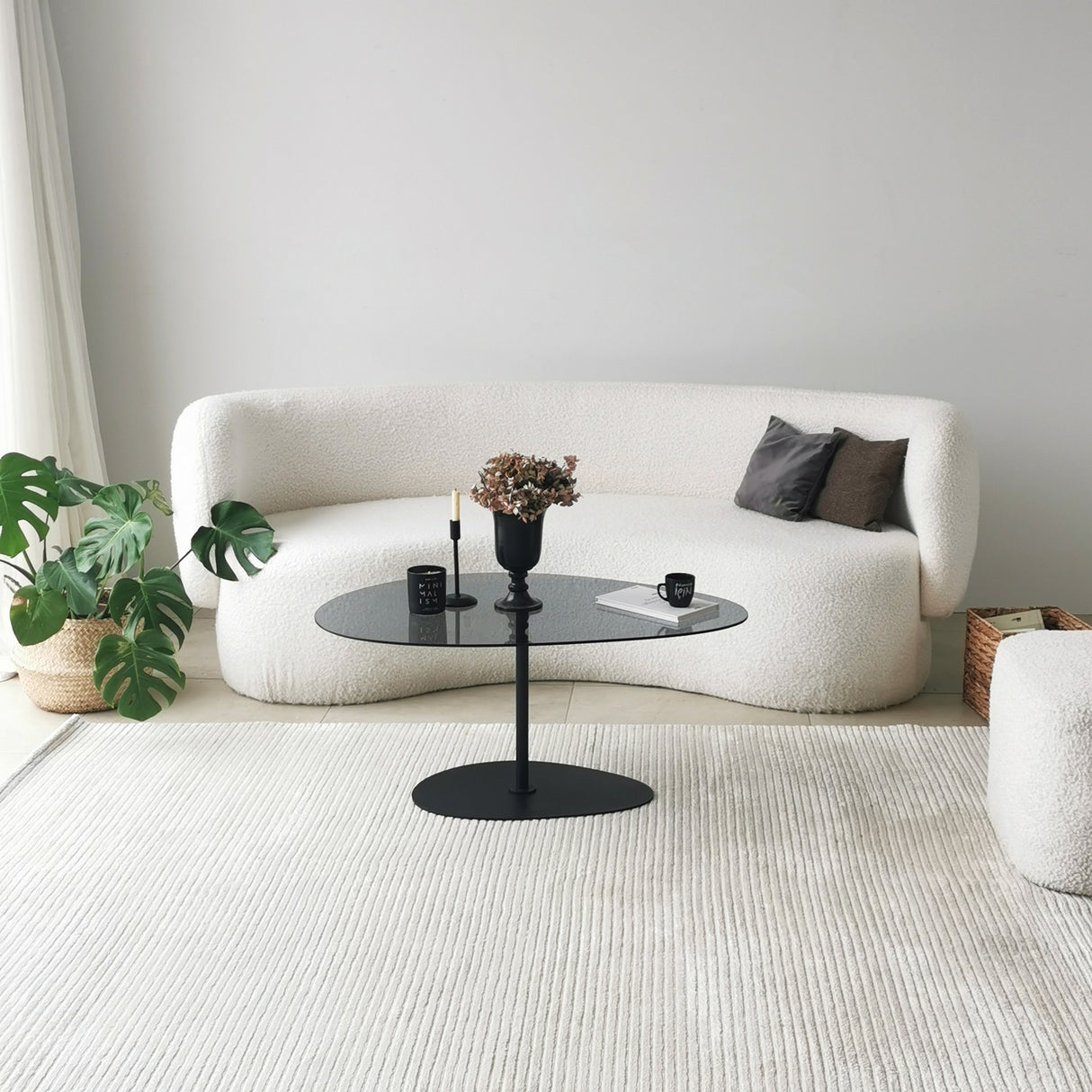 Tavolino da caffè dal design organico in vetro colorato Torpo - Struttura in metallo nero