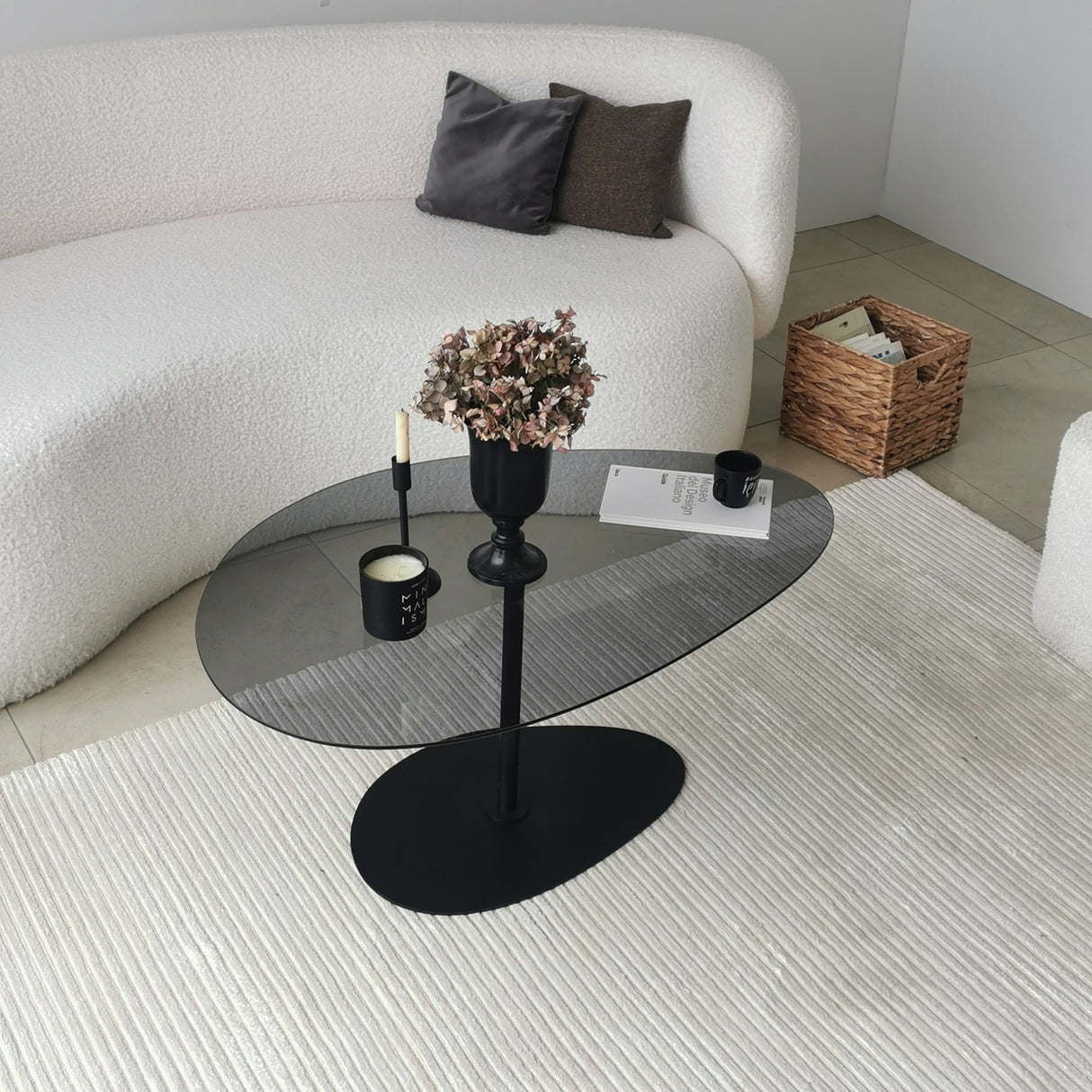 Tavolino da caffè dal design organico in vetro colorato Torpo - Struttura in metallo nero