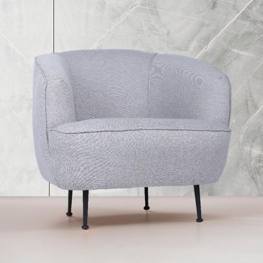 Poltrona moderna in tessuto di lino grigio chiaro con gambe alte Piccoli