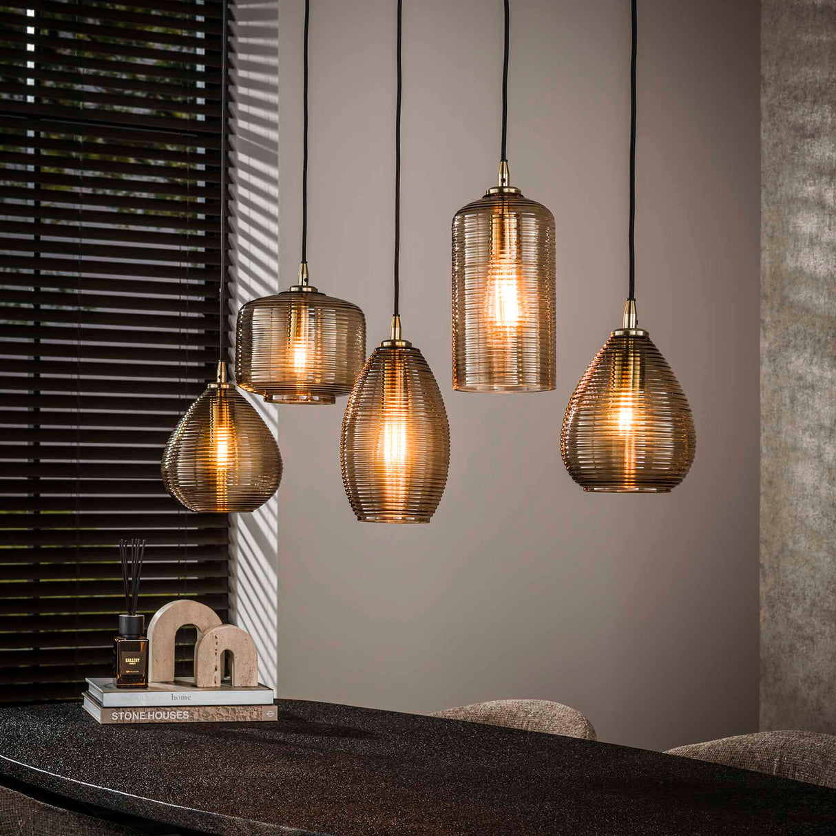 Lampada a sospensione Axis a 5 luci in vetro fumé marrone orizzontale