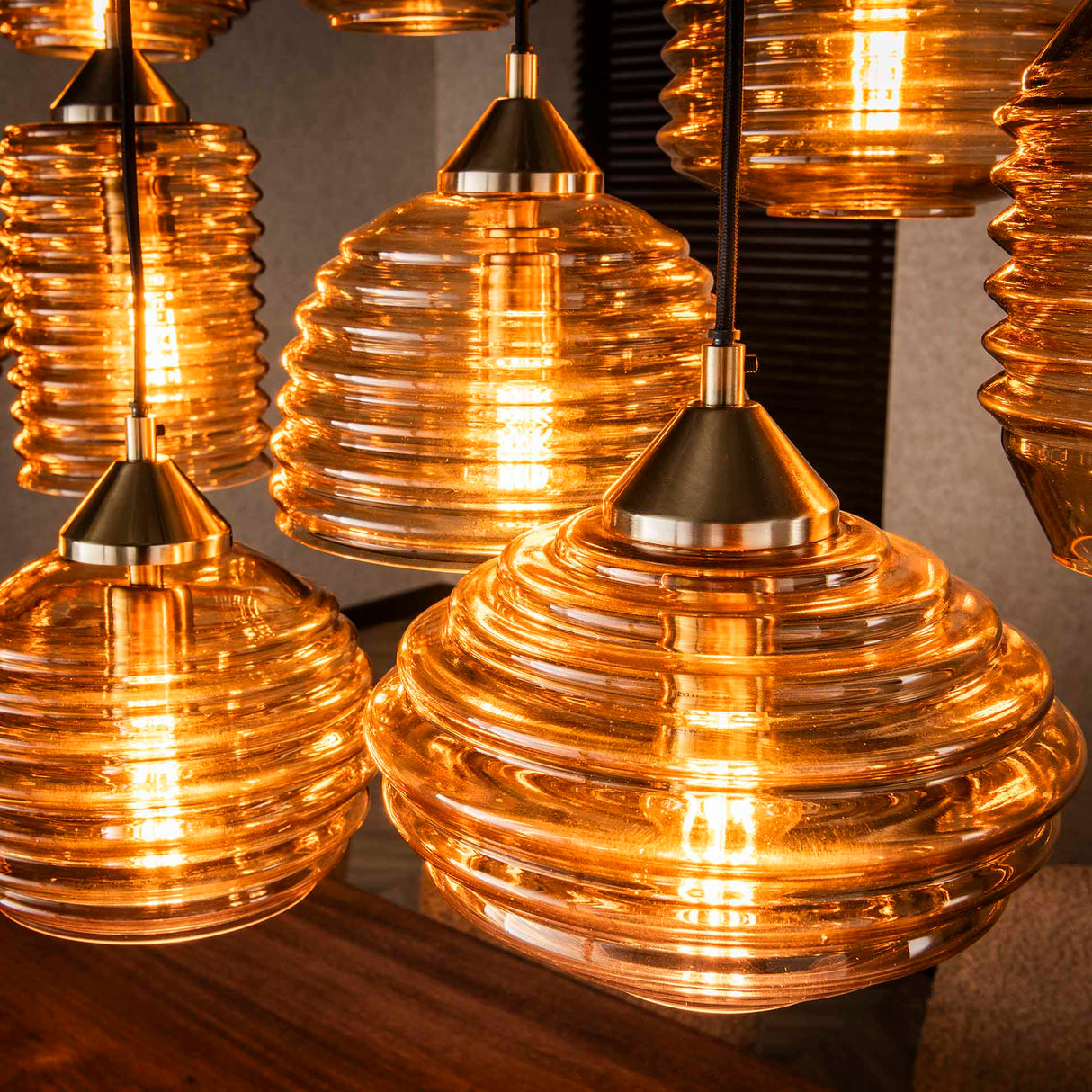 Lampada a sospensione Mali a 15 luci in vetro rigato color ambra
