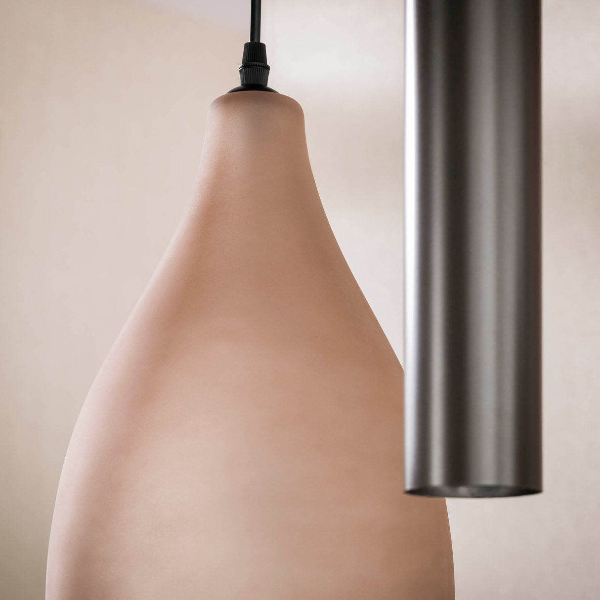Lampada a sospensione Cocoon stile bozzolo marrone satinato