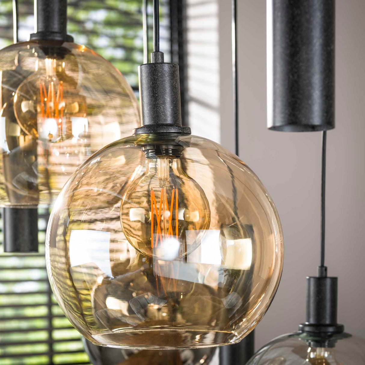 Hanglampen - Hanglamp 9 - lichts gekleurd glas zwart metaal Valeo 110 cm - Dimehouse