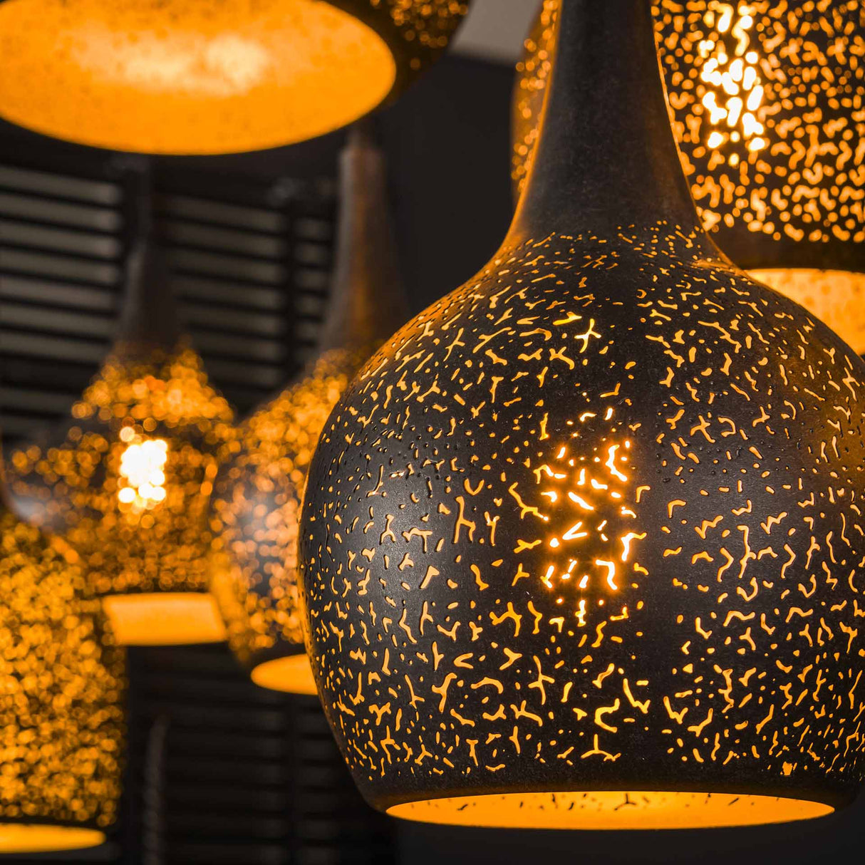 Lampada a sospensione Zeno a 7 luci in metallo nero