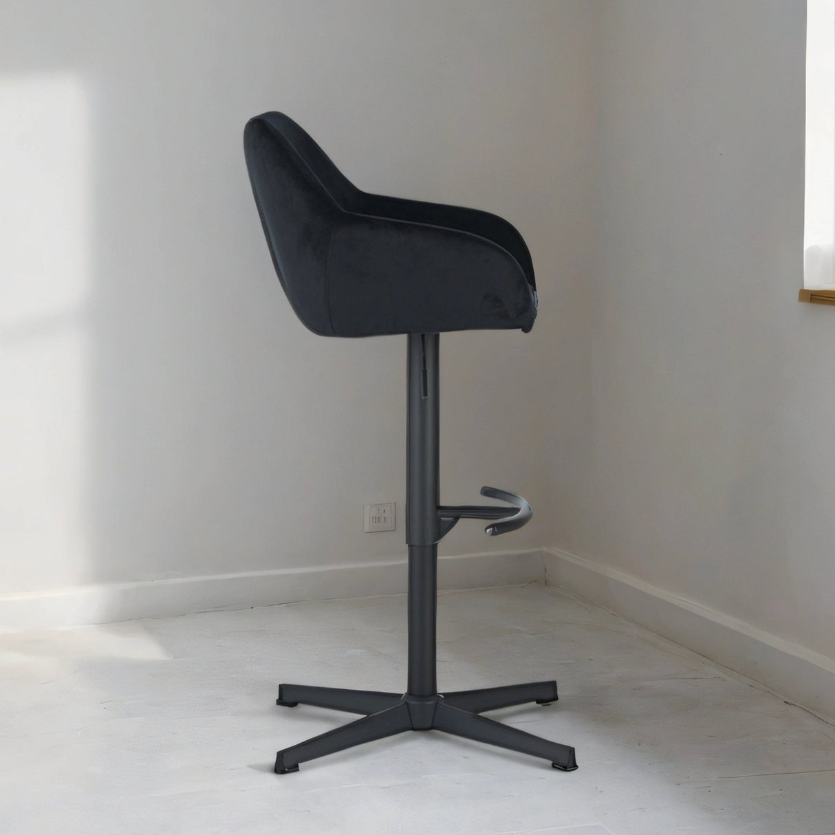 Sgabello da bar Venom in velluto nero - Sedia da bar girevole regolabile con braccioli