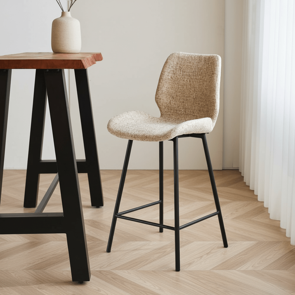 Sgabello da bar Beau Tessuto di ciniglia beige - Altezza seduta 67 cm - Senza braccioli Foto suggestiva in interni moderni