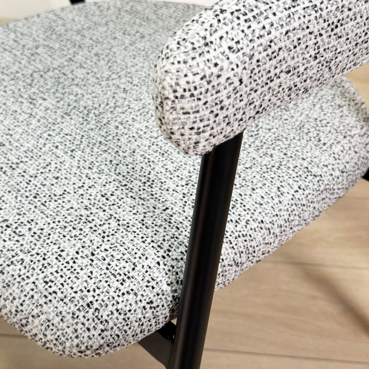 Meubelsets - Complete Meubelset: Lea Eettafel Sintered Stone Marmerlook Travertine - Eiken Frame + 4x Lisa Eetkamerstoelen Bouclé Grijs - Dimehouse