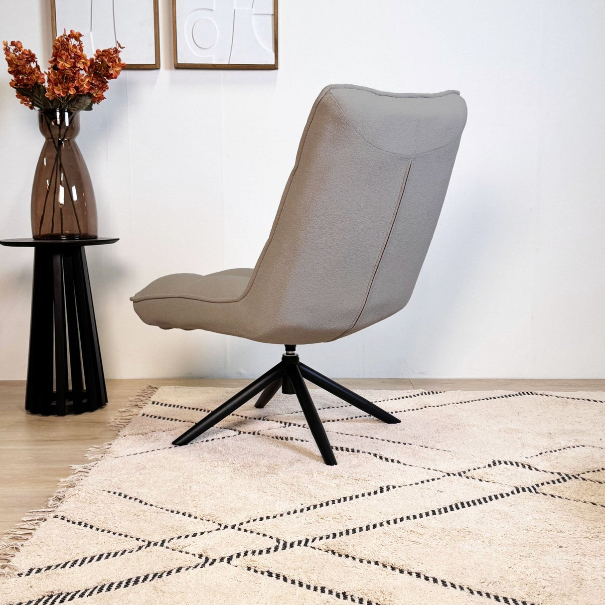 Fauteuils - Scandinavische draaifauteuil taupe bouclé stof 360° draaibaar Yuki - Dimehouse