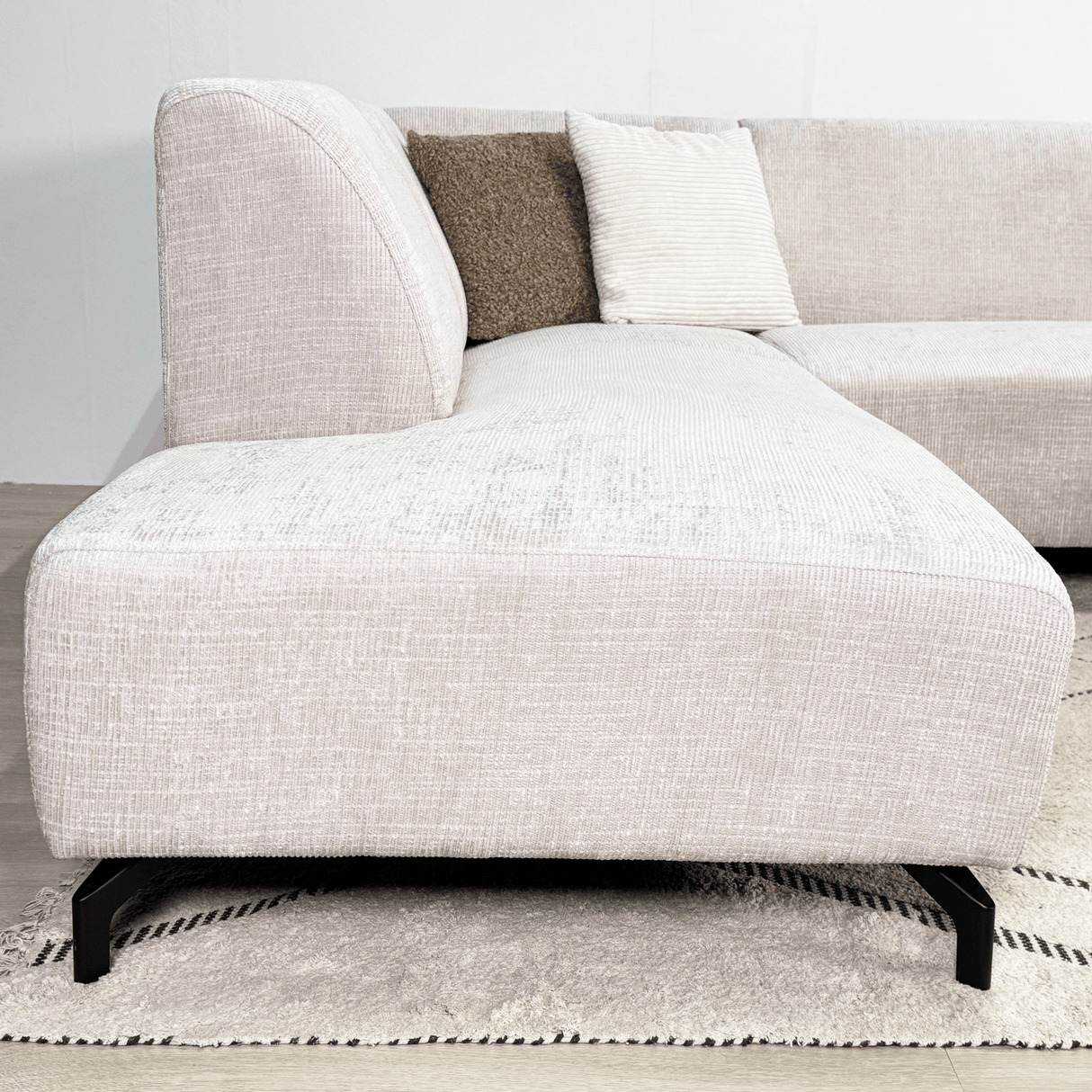 Divano angolare con chaise longue in tessuto ciniglia beige Manon - sinistra