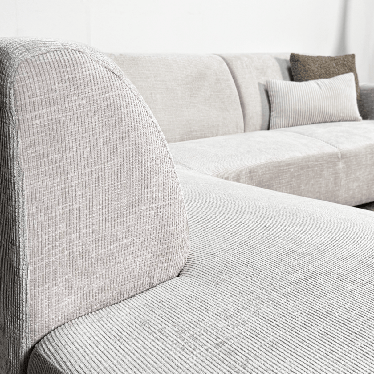 Divano angolare con chaise longue in tessuto ciniglia beige Manon - sinistra