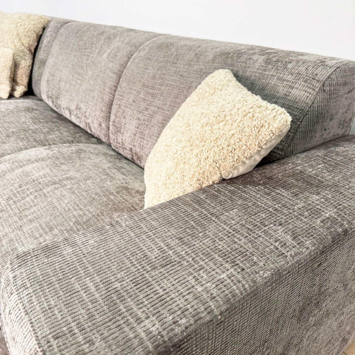 Divano angolare con chaise longue in tessuto ciniglia tortora Manon - sinistra