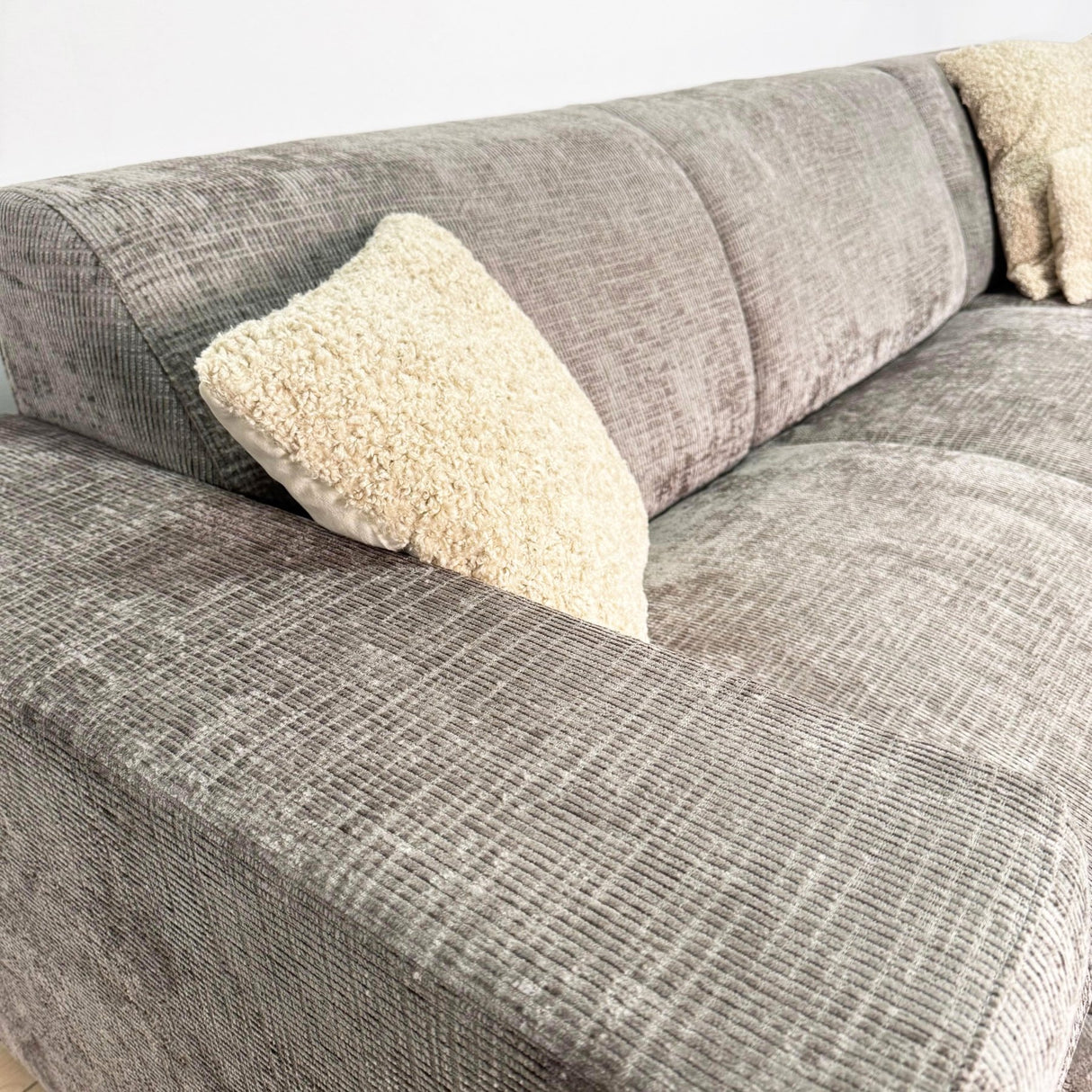 Divano angolare con chaise longue in tessuto ciniglia tortora Manon - destra