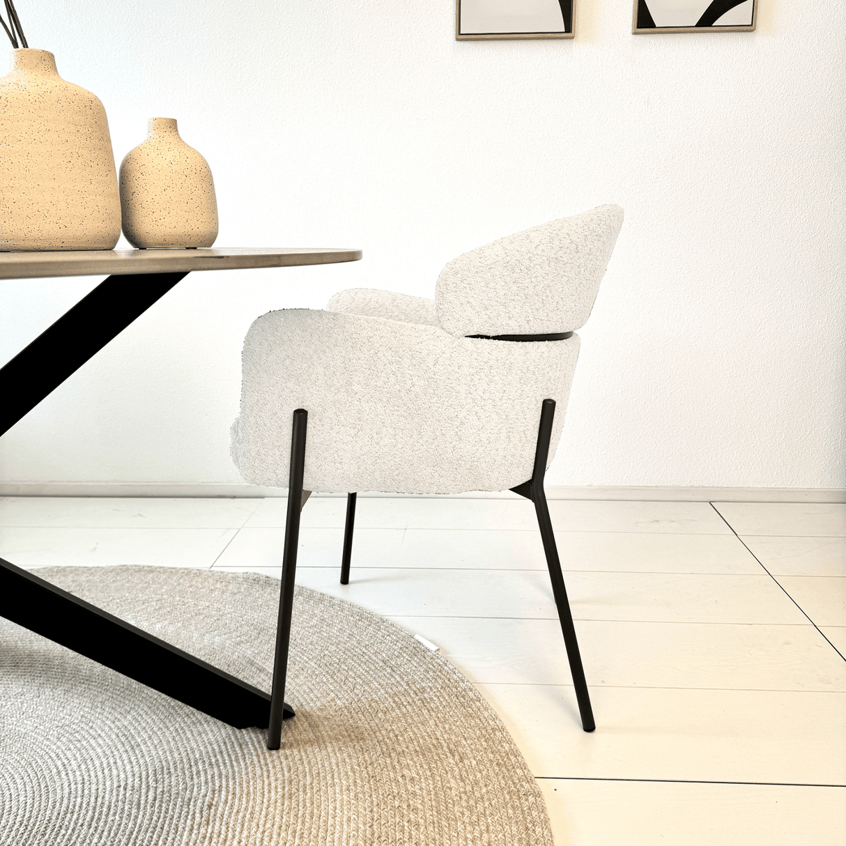 Eetkamerstoelen - Eetkamerstoel Lola Bouclé stof Crème wit met ronde rug en arm - Dimehouse