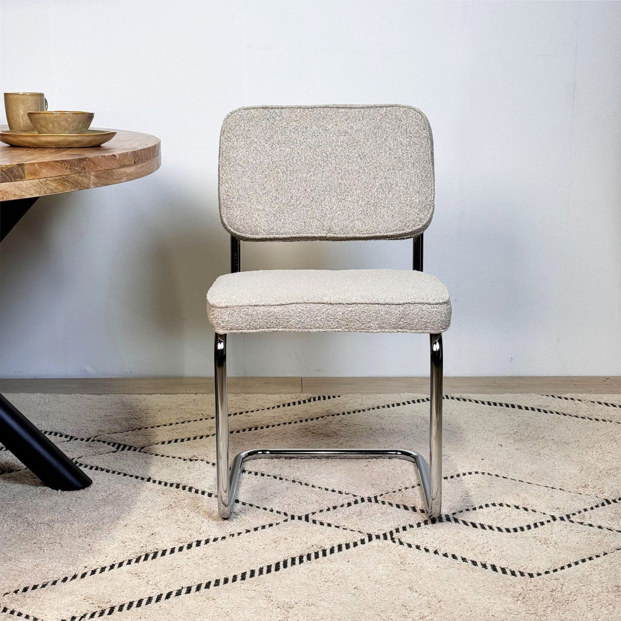 Eetkamerstoelen - Moderne Eetkamerstoel Zandkleur Bouclé Stof Sway - Chrome Frame - Zonder Armleuningen - Dimehouse