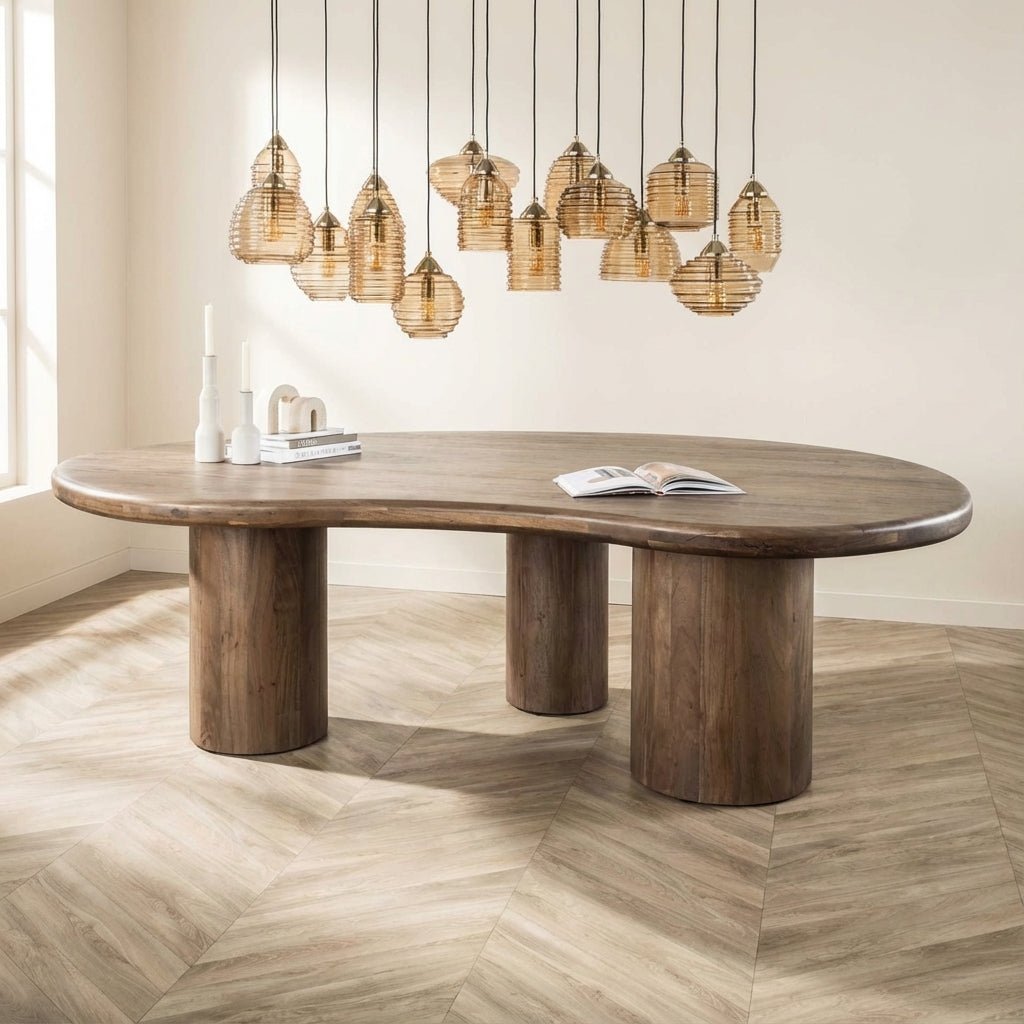Tavolo da pranzo dalla forma organica Alo in legno di acacia marrone 240x160 cm foto suggestiva in interni moderni