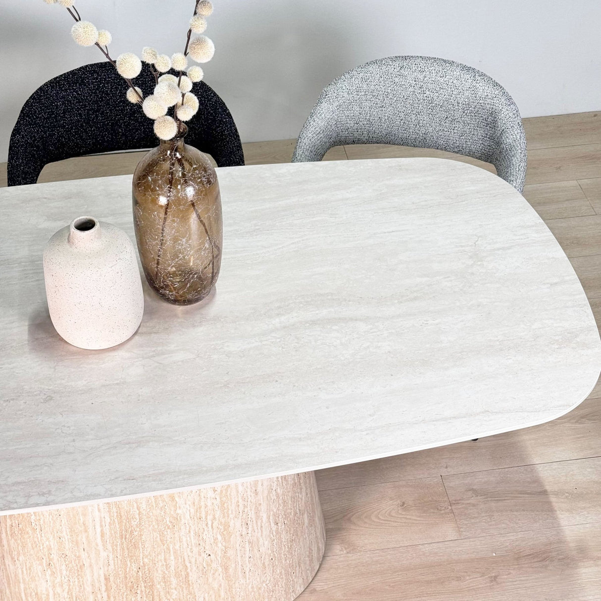 Meubelsets - Complete Meubelset: Lea Eettafel Sintered Stone Marmerlook Travertine - Eiken Frame + 4x Lisa Eetkamerstoelen Bouclé Zwart - Dimehouse