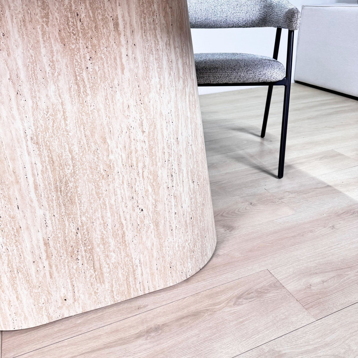 Meubelsets - Complete Meubelset: Lea Eettafel Sintered Stone Marmerlook Travertine - Eiken Frame + 4x Lisa Eetkamerstoelen Bouclé Zwart - Dimehouse