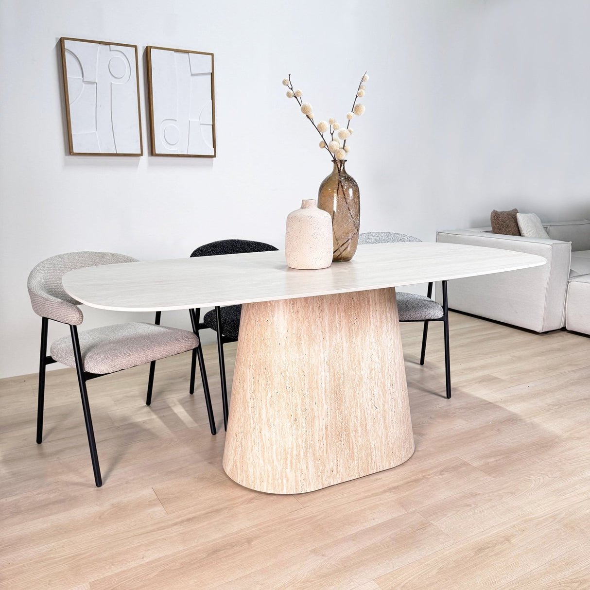 Meubelsets - Complete Meubelset: Lea Eettafel Sintered Stone Marmerlook Travertine - Eiken Frame + 4x Lisa Eetkamerstoelen Bouclé Zwart - Dimehouse