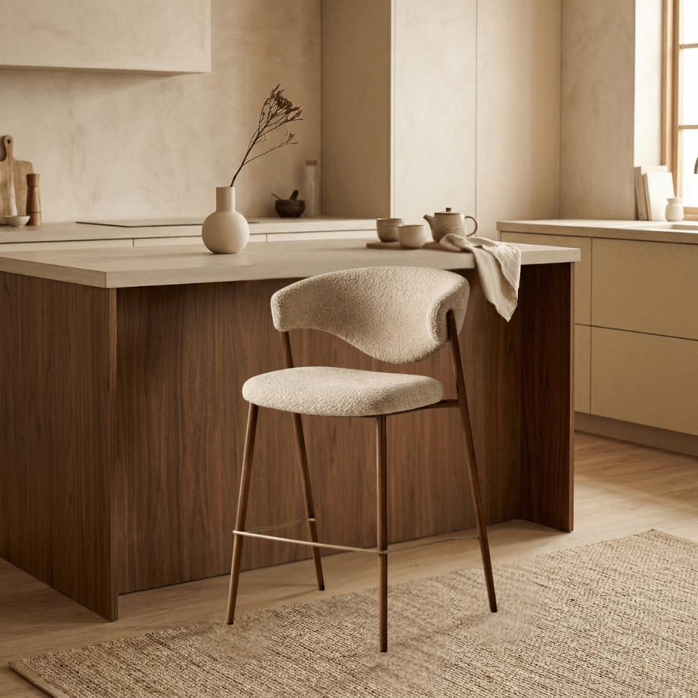 Sedia da bar color sabbia bouclé Kaito - struttura effetto noce - Japandi