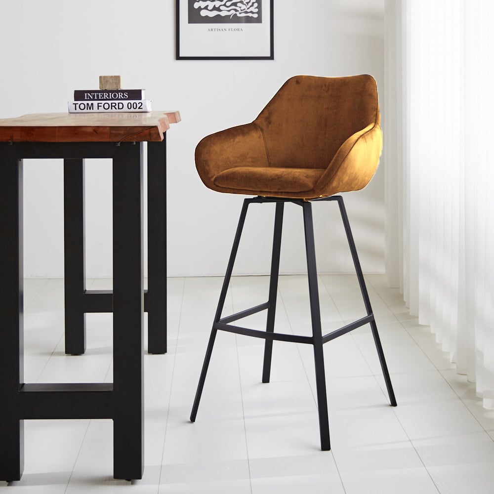 Sgabello da bar Elise Velluto Dimehouse Cognac LxPxH 95x59x57 Velluto Foto atmosferica diagonale vista frontale