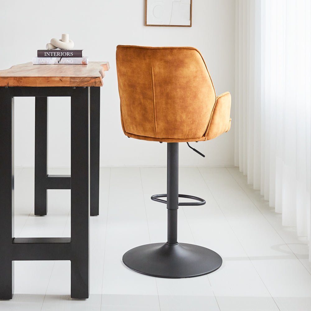 Sgabello da bar Novan velluto Dimehouse Cognac LxPxH 75x58x54 Tessuto Foto atmosferica diagonale vista posteriore