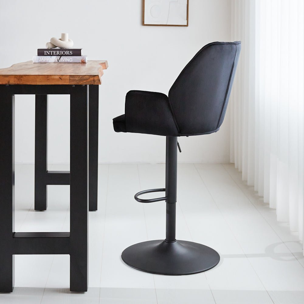 Sgabello da bar Novan velluto Dimehouse Nero LxPxH 75x58x54 Tessuto Foto atmosferica vista laterale