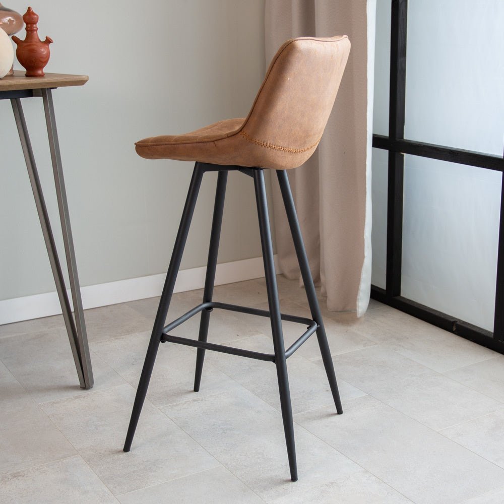 Sgabello da bar Kenton Dimehouse Cognac LxPxH 84x54x49 Microfibra Foto atmosferica diagonale vista posteriore