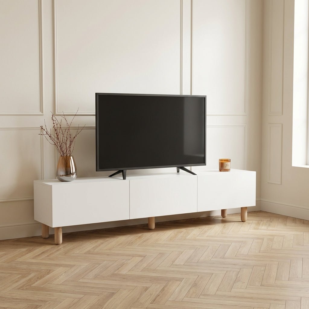 Mobile TV moderno Alvin bianco con gambe in legno 180 cm - AI restyle in interni minimalisti con pavimento a spina di pesce