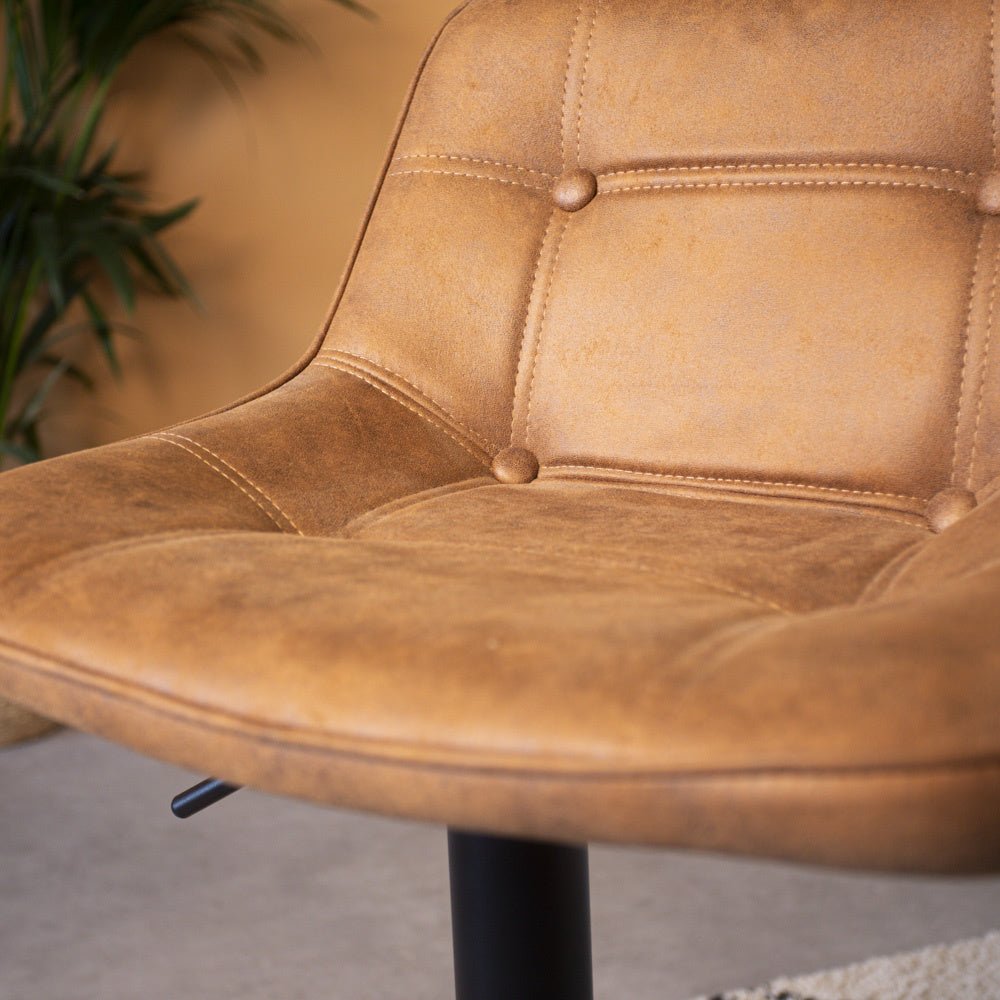 Sgabello da bar Keston Dimehouse Cognac LxLxH 82x52x39 Microfibra Foto di dettaglio atmosferico