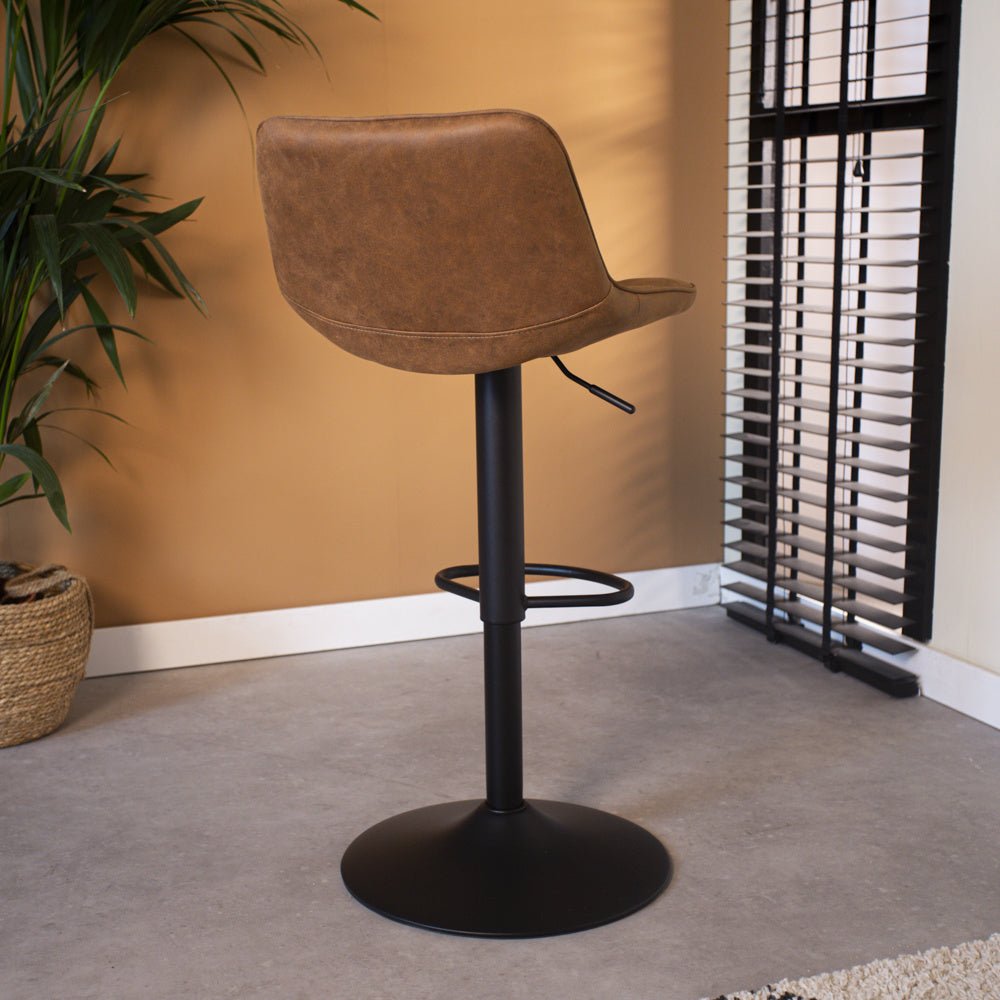 Sgabello da bar Keston Dimehouse Cognac LxLxH 82x52x39 Microfibra Foto atmosferica diagonale vista posteriore
