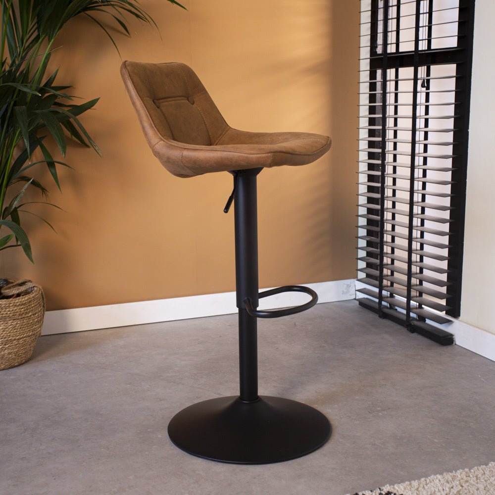Sgabello da bar Keston Dimehouse Cognac LxPxH 82x52x39 Microfibra Foto atmosferica vista laterale