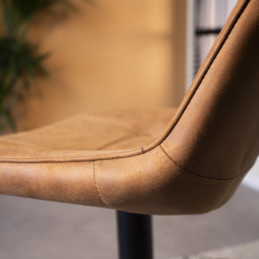 Sgabello da bar Keston Dimehouse Cognac LxLxH 82x52x39 Microfibra Foto di dettaglio atmosferico